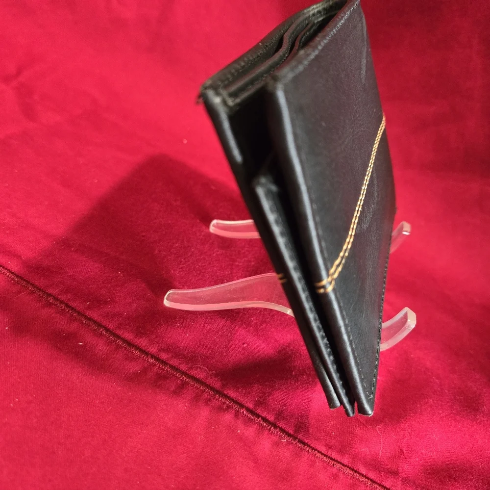 Patprimo Classic Black Leather Wallet with Contrast Stitching